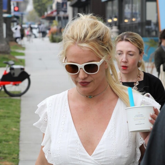 Exclusif- Britney Spears semble en meilleure forme que ces derniers jours à la sortie du magasin "Go Greek Yogurt" à Santa Monica, où elle est allée s'acheter une glace à emporter, accompagnée de son assistante et de son garde du corps. La chanteuse a apparemment pris le temps de prendre soin d'elle, pendant que son père se remet d'une rupture du colon. Alors que les photographes lui demandent si elle a un message pour ses fans, elle répond qu'elle traverse une période stressante mais déclare "Je vais bien". Britney Spears a l'air en bonne voie de guérison.