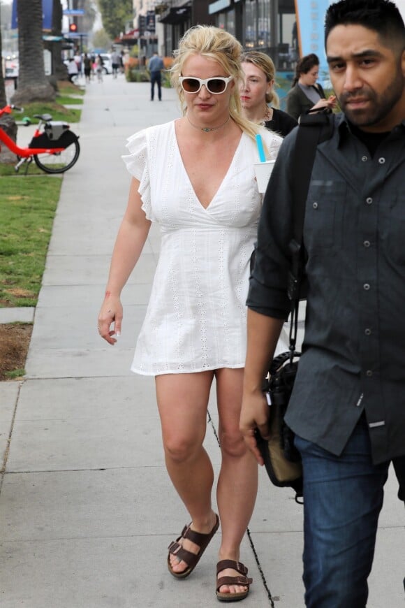 Exclusif - Britney Spears semble en meilleure forme que ces derniers jours à la sortie du magasin "Go Greek Yogurt" à Santa Monica, où elle est allée s'acheter une glace à emporter, accompagnée de son assistante et de son garde du corps. La chanteuse a apparemment pris le temps de prendre soin d'elle, pendant que son père se remet d'une rupture du colon. Alors que les photographes lui demandent si elle a un message pour ses fans, elle répond qu'elle traverse une période stressante mais déclare "Je vais bien". Britney Spears a l'air en bonne voie de guérison. Le 24 avril 2019