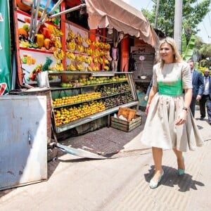 La reine Maxima des Pays-Bas se promène dans le centre ville d'Addis-Abeba lors de sa visite officielle de deux jours en Ethiopie, le 15 mai 2019, et découvre un coffee shop équipé du dispositif de paiement HelloCash.