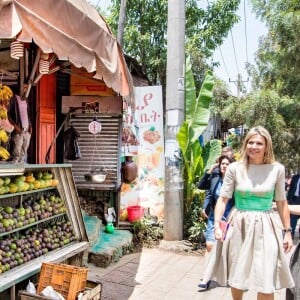 La reine Maxima des Pays-Bas se promène dans le centre ville d'Addis-Abeba lors de sa visite officielle de deux jours en Ethiopie, le 15 mai 2019, et découvre un coffee shop équipé du dispositif de paiement HelloCash.