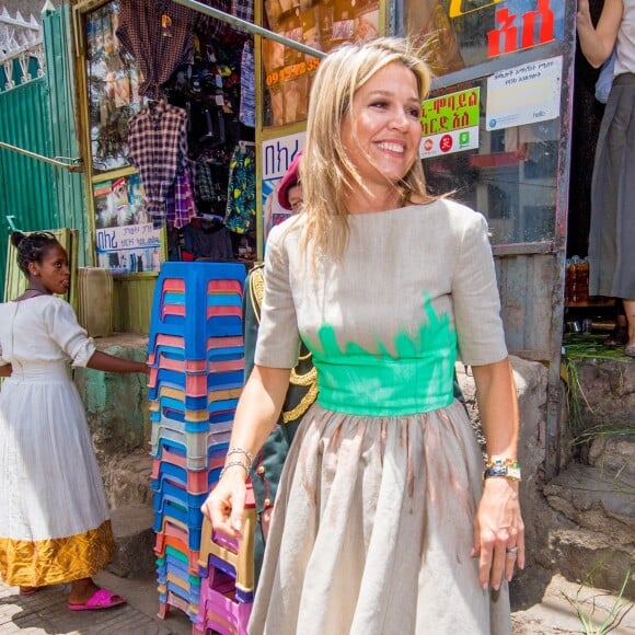 La reine Maxima des Pays-Bas se promène dans le centre ville d'Addis-Abeba lors de sa visite officielle de deux jours en Ethiopie, le 15 mai 2019, et découvre un coffee shop équipé du dispositif de paiement HelloCash.