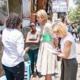La reine Maxima des Pays-Bas se promène dans le centre ville d'Addis-Abeba lors de sa visite officielle de deux jours en Ethiopie, le 15 mai 2019, et découvre un coffee shop équipé du dispositif de paiement HelloCash.