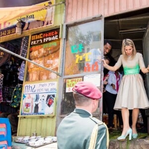 La reine Maxima des Pays-Bas se promène dans le centre ville d'Addis-Abeba lors de sa visite officielle de deux jours en Ethiopie, le 15 mai 2019, et découvre un coffee shop équipé du dispositif de paiement HelloCash.