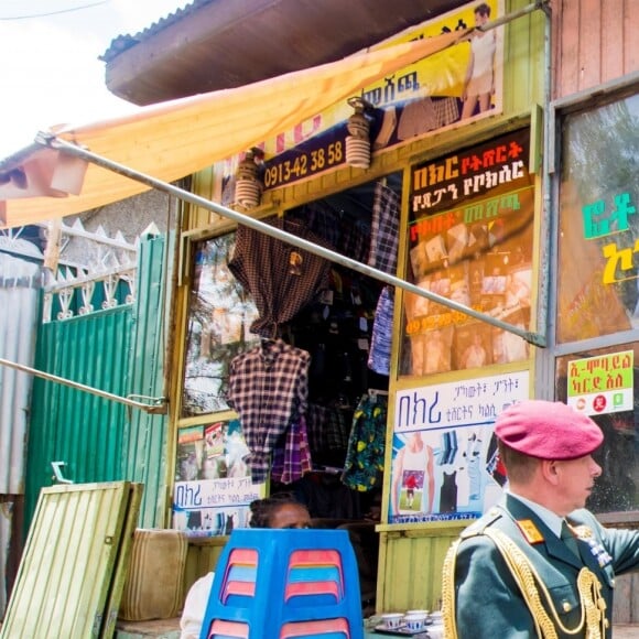 La reine Maxima des Pays-Bas se promène dans le centre ville d'Addis-Abeba lors de sa visite officielle de deux jours en Ethiopie, le 15 mai 2019, et découvre un coffee shop équipé du dispositif de paiement HelloCash.