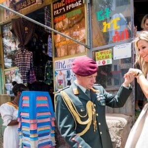 La reine Maxima des Pays-Bas se promène dans le centre ville d'Addis-Abeba lors de sa visite officielle de deux jours en Ethiopie, le 15 mai 2019, et découvre un coffee shop équipé du dispositif de paiement HelloCash.