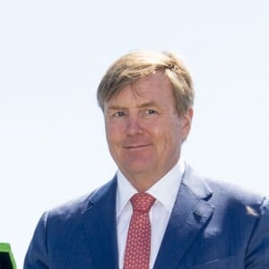 Le roi Willem-Alexander des Pays-Bas lors de l'ouverture du parc éolien Krammer à Bruinisse. Le parc éolien de Krammer comprend 34 éoliennes et fournit environ 102 mégawatts d'énergie verte à plus de 100.000 foyers. Bruinisse, le 15 mai 2019.  King Willem-Alexander with Teus Baars of Zeeuwind Monique Sweep of Deltawind during the opening of Windpark Krammer, Wind Farm, in Bruinisse. Windpark Krammer has 34 wind turbines and provide approximately 102 megawatts of green energy for more than 100,000 households. May 15th, 2019.15/05/2019 - Bruinisse