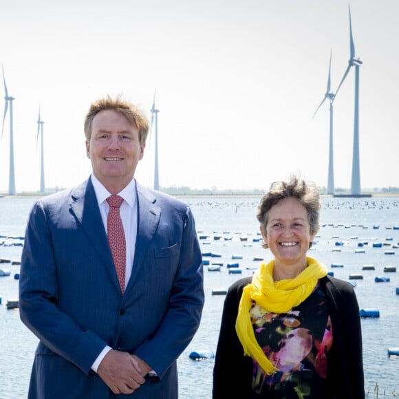 Le roi Willem-Alexander des Pays-Bas lors de l'ouverture du parc éolien Krammer à Bruinisse. Le parc éolien de Krammer comprend 34 éoliennes et fournit environ 102 mégawatts d'énergie verte à plus de 100.000 foyers. Bruinisse, le 15 mai 2019.  King Willem-Alexander with Teus Baars of Zeeuwind Monique Sweep of Deltawind during the opening of Windpark Krammer, Wind Farm, in Bruinisse. Windpark Krammer has 34 wind turbines and provide approximately 102 megawatts of green energy for more than 100,000 households. May 15th, 2019.15/05/2019 - Bruinisse