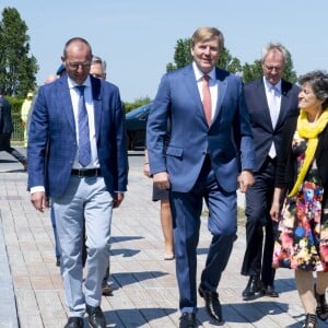 Le roi Willem-Alexander des Pays-Bas lors de l'ouverture du parc éolien Krammer à Bruinisse. Le parc éolien de Krammer comprend 34 éoliennes et fournit environ 102 mégawatts d'énergie verte à plus de 100.000 foyers. Bruinisse, le 15 mai 2019.  King Willem-Alexander with Teus Baars of Zeeuwind Monique Sweep of Deltawind during the opening of Windpark Krammer, Wind Farm, in Bruinisse. Windpark Krammer has 34 wind turbines and provide approximately 102 megawatts of green energy for more than 100,000 households. May 15th, 2019.15/05/2019 - Bruinisse