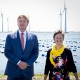Le roi Willem-Alexander des Pays-Bas lors de l'ouverture du parc éolien Krammer à Bruinisse. Le parc éolien de Krammer comprend 34 éoliennes et fournit environ 102 mégawatts d'énergie verte à plus de 100.000 foyers. Bruinisse, le 15 mai 2019.  King Willem-Alexander with Teus Baars of Zeeuwind Monique Sweep of Deltawind during the opening of Windpark Krammer, Wind Farm, in Bruinisse. Windpark Krammer has 34 wind turbines and provide approximately 102 megawatts of green energy for more than 100,000 households. May 15th, 2019.15/05/2019 - Bruinisse