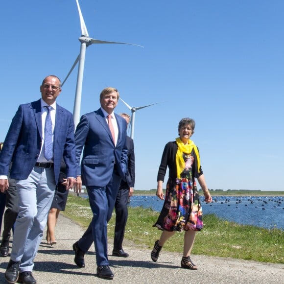 Le roi Willem-Alexander des Pays-Bas lors de l'ouverture du parc éolien Krammer à Bruinisse. Le parc éolien de Krammer comprend 34 éoliennes et fournit environ 102 mégawatts d'énergie verte à plus de 100.000 foyers. Bruinisse, le 15 mai 2019.  King Willem-Alexander with Teus Baars of Zeeuwind Monique Sweep of Deltawind during the opening of Windpark Krammer, Wind Farm, in Bruinisse. Windpark Krammer has 34 wind turbines and provide approximately 102 megawatts of green energy for more than 100,000 households. May 15th, 2019.15/05/2019 - Bruinisse