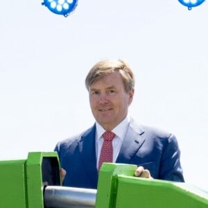 Le roi Willem-Alexander des Pays-Bas lors de l'ouverture du parc éolien Krammer à Bruinisse. Le parc éolien de Krammer comprend 34 éoliennes et fournit environ 102 mégawatts d'énergie verte à plus de 100.000 foyers. Bruinisse, le 15 mai 2019.  King Willem-Alexander with Teus Baars of Zeeuwind Monique Sweep of Deltawind during the opening of Windpark Krammer, Wind Farm, in Bruinisse. Windpark Krammer has 34 wind turbines and provide approximately 102 megawatts of green energy for more than 100,000 households. May 15th, 2019.15/05/2019 - Bruinisse