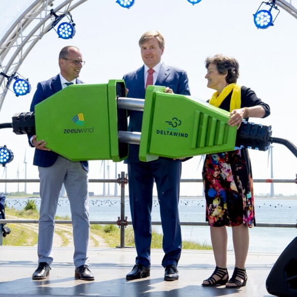 Le roi Willem-Alexander des Pays-Bas lors de l'ouverture du parc éolien Krammer à Bruinisse. Le parc éolien de Krammer comprend 34 éoliennes et fournit environ 102 mégawatts d'énergie verte à plus de 100.000 foyers. Bruinisse, le 15 mai 2019.  King Willem-Alexander with Teus Baars of Zeeuwind Monique Sweep of Deltawind during the opening of Windpark Krammer, Wind Farm, in Bruinisse. Windpark Krammer has 34 wind turbines and provide approximately 102 megawatts of green energy for more than 100,000 households. May 15th, 2019.15/05/2019 - Bruinisse
