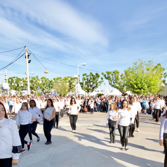 Carioca géante dans les allées de la Liberté à Cannes (à 18 heures) à l'occasion des 25 ans du film "La Cité de la peur" lors du 72ème Festival International du Film de Cannes le 16 Mai 2019. © Clement Tiberghien / Nice Matin / Bestimage