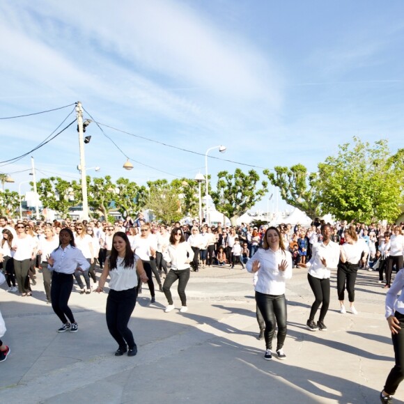 Carioca géante dans les allées de la Liberté à Cannes (à 18 heures) à l'occasion des 25 ans du film "La Cité de la peur" lors du 72ème Festival International du Film de Cannes le 16 Mai 2019. © Clement Tiberghien / Nice Matin / Bestimage