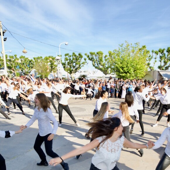 Carioca géante dans les allées de la Liberté à Cannes (à 18 heures) à l'occasion des 25 ans du film "La Cité de la peur" lors du 72ème Festival International du Film de Cannes le 16 Mai 2019. © Clement Tiberghien / Nice Matin / Bestimage