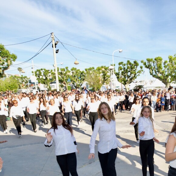 Carioca géante dans les allées de la Liberté à Cannes (à 18 heures) à l'occasion des 25 ans du film "La Cité de la peur" lors du 72ème Festival International du Film de Cannes le 16 Mai 2019. © Clement Tiberghien / Nice Matin / Bestimage