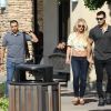Britney Spears, souriante et rayonnante, se balade main dans la main avec son compagnon Sam Asghari à Camarillo en Californie. Le couple est allé faire du shopping chez GAP et est ensuite allé acheter de la nourriture à emporter dans un In-N-Out Burger. Britney est accompagnée de son garde du corps. Le 17 mai 2019.