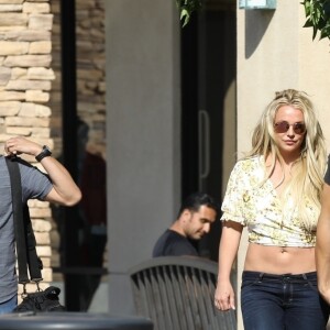 Britney Spears, souriante et rayonnante, se balade main dans la main avec son compagnon Sam Asghari à Camarillo en Californie. Le couple est allé faire du shopping chez GAP et est ensuite allé acheter de la nourriture à emporter dans un In-N-Out Burger. Britney est accompagnée de son garde du corps. Le 17 mai 2019.