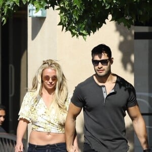 Britney Spears, souriante et rayonnante, se balade main dans la main avec son compagnon Sam Asghari à Camarillo en Californie. Le couple est allé faire du shopping chez GAP et est ensuite allé acheter de la nourriture à emporter dans un In-N-Out Burger. Britney est accompagnée de son garde du corps. Le 17 mai 2019.