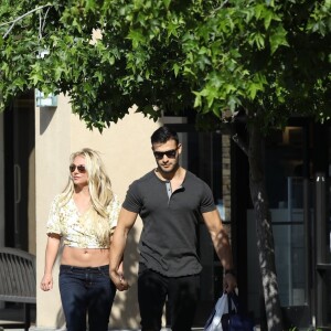 Britney Spears, souriante et rayonnante, se balade main dans la main avec son compagnon Sam Asghari à Camarillo en Californie.  Le 17 mai 2019