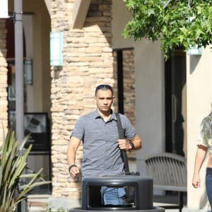 Britney Spears, souriante et rayonnante, se balade main dans la main avec son compagnon Sam Asghari à Camarillo en Californie.  Le 17 mai 2019