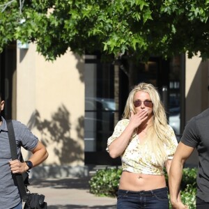 Britney Spears, souriante et rayonnante, se balade main dans la main avec son compagnon Sam Asghari à Camarillo en Californie.  Le 17 mai 2019