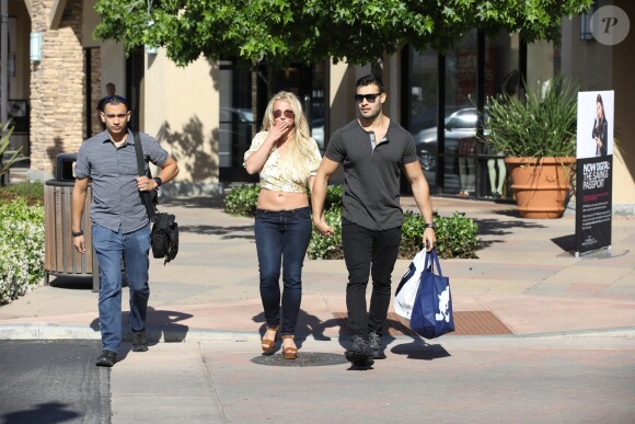 Britney Spears, souriante et rayonnante, se balade main dans la main avec son compagnon Sam Asghari à Camarillo en Californie.  Le 17 mai 2019