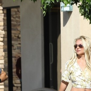 Britney Spears, souriante et rayonnante, se balade main dans la main avec son compagnon Sam Asghari à Camarillo en Californie.  Le 17 mai 2019