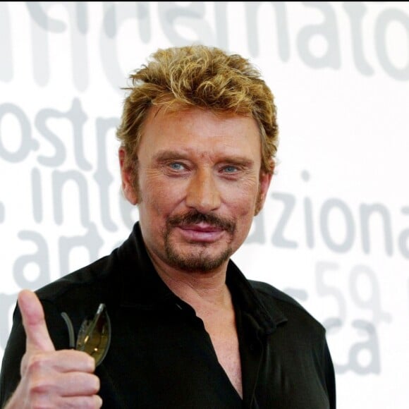 "JOHNNY HALLYDAY" AU PHOTOCALL DU FILM "L'HOMME DU TRAIN" A LA 59EME MOSRA DE VENISE 03/09/2002 -