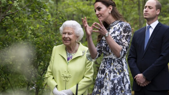 Kate Middleton sublime avec Elizabeth II dans son jardin et fière de ses enfants