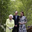Kate Middleton, duchesse de Cambridge, a fait visiter son jardin baptisé "Back to Nature" à la reine Elizabeth II au "Chelsea Flower Show 2019" à Londres, le 20 mai 2019.