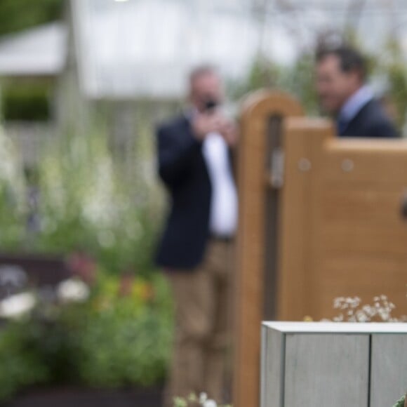 Kate Middleton, duchesse de Cambridge, a fait visiter son jardin baptisé "Back to Nature" à la reine Elizabeth II au "Chelsea Flower Show 2019" à Londres, le 20 mai 2019.