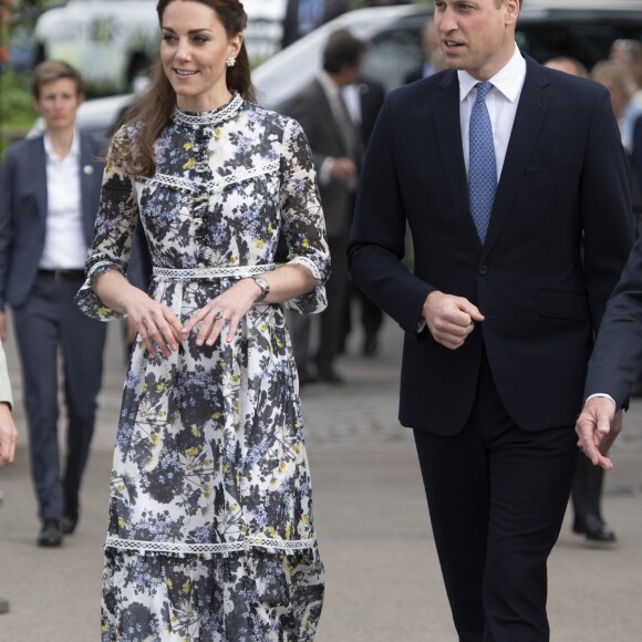 Kate Middleton, duchesse de Cambridge, a fait visiter son jardin baptisé "Back to Nature" à la reine Elizabeth II au "Chelsea Flower Show 2019" à Londres, le 20 mai 2019.