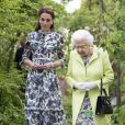 Kate Middleton, duchesse de Cambridge, a fait visiter son jardin baptisé "Back to Nature" à la reine Elizabeth II au "Chelsea Flower Show 2019" à Londres, le 20 mai 2019.
