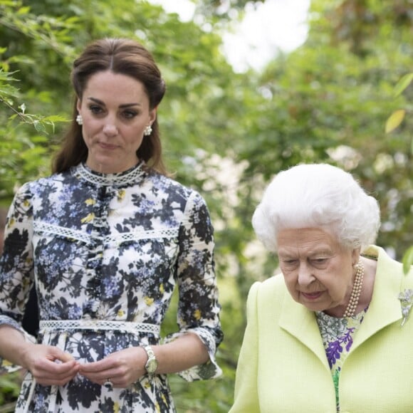 Kate Middleton, duchesse de Cambridge, a fait visiter son jardin baptisé "Back to Nature" à la reine Elizabeth II au "Chelsea Flower Show 2019" à Londres, le 20 mai 2019.