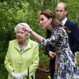 Kate Middleton, duchesse de Cambridge, a fait visiter son jardin baptisé "Back to Nature" à la reine Elizabeth II au "Chelsea Flower Show 2019" à Londres, le 20 mai 2019.
