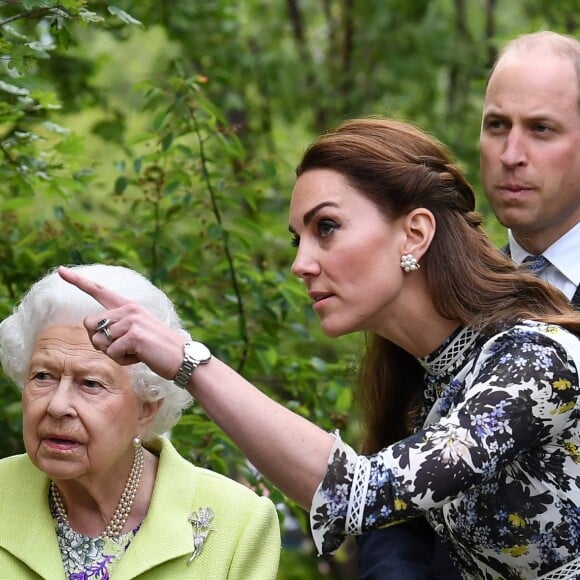 Kate Middleton, duchesse de Cambridge, a fait visiter son jardin baptisé "Back to Nature" à la reine Elizabeth II au "Chelsea Flower Show 2019" à Londres, le 20 mai 2019.