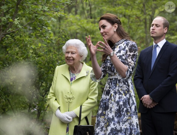 Kate Middleton, duchesse de Cambridge, a fait visiter son jardin baptisé "Back to Nature" à la reine Elizabeth II au "Chelsea Flower Show 2019" à Londres, le 20 mai 2019.