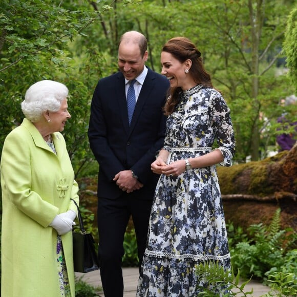 Kate Middleton, duchesse de Cambridge, a fait visiter son jardin baptisé "Back to Nature" à la reine Elizabeth II au "Chelsea Flower Show 2019" à Londres, le 20 mai 2019.