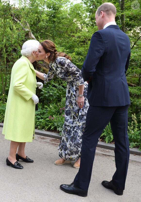 Kate Middleton, duchesse de Cambridge, accueille la reine Elizabeth II pour lui faire visiter son jardin baptisé "Back to Nature" au "Chelsea Flower Show 2019" à Londres, le 20 mai 2019.