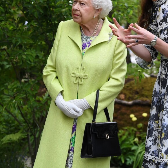 Kate Middleton, duchesse de Cambridge, a fait visiter son jardin baptisé "Back to Nature" à la reine Elizabeth II au "Chelsea Flower Show 2019" à Londres, le 20 mai 2019.