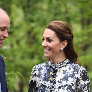 Kate Middleton, duchesse de Cambridge, en robe Erdem, avec son mari le prince William dans son jardin baptisé "Back to Nature" au "Chelsea Flower Show 2019" à Londres, le 20 mai 2019.