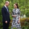 Kate Middleton, duchesse de Cambridge, en robe Erdem, avec son mari le prince William dans son jardin baptisé "Back to Nature" au "Chelsea Flower Show 2019" à Londres, le 20 mai 2019.