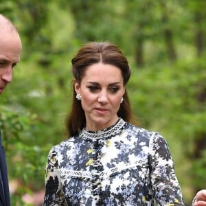 Kate Middleton, duchesse de Cambridge, en robe Erdem, avec son mari le prince William dans son jardin baptisé "Back to Nature" au "Chelsea Flower Show 2019" à Londres, le 20 mai 2019.