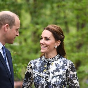 Kate Middleton, duchesse de Cambridge, en robe Erdem, avec son mari le prince William dans son jardin baptisé "Back to Nature" au "Chelsea Flower Show 2019" à Londres, le 20 mai 2019.