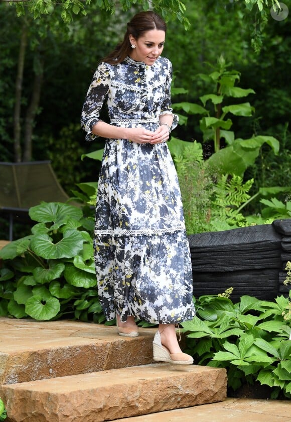 Kate Middleton, duchesse de Cambridge, en robe Erdem, dans son jardin baptisé "Back to Nature" au "Chelsea Flower Show 2019" à Londres, le 20 mai 2019.