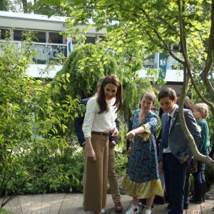 Kate Middleton, duchesse de Cambridge, a accueilli des écoliers dans son jardin baptisé "Back to Nature" au "Chelsea Flower Show 2019" à Londres, le 20 mai 2019, premier jour de l'exposition florale.