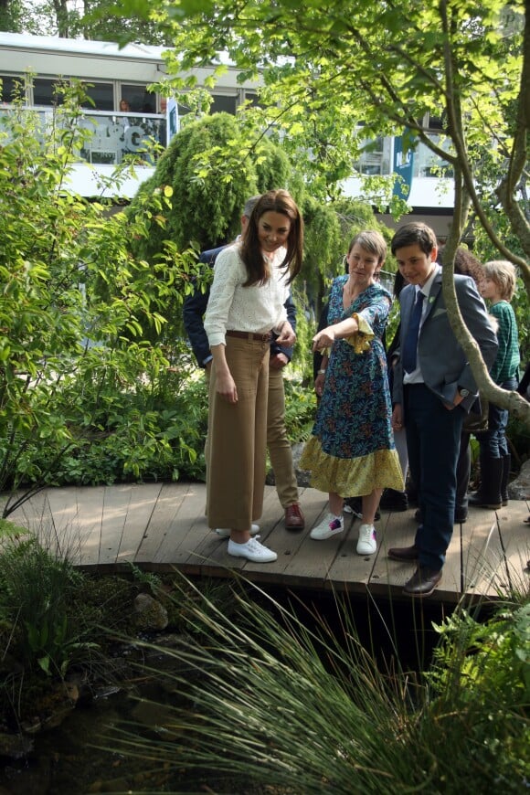 Kate Middleton, duchesse de Cambridge, a accueilli des écoliers dans son jardin baptisé "Back to Nature" au "Chelsea Flower Show 2019" à Londres, le 20 mai 2019, premier jour de l'exposition florale.