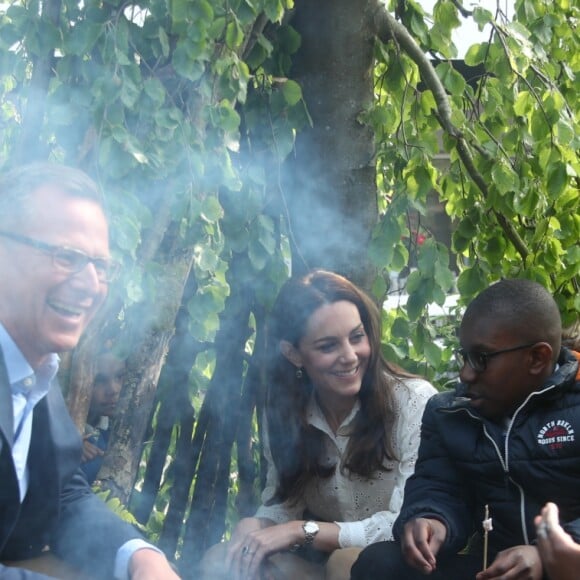 Kate Middleton, duchesse de Cambridge, a accueilli des écoliers dans son jardin baptisé "Back to Nature" au "Chelsea Flower Show 2019" à Londres, le 20 mai 2019, premier jour de l'exposition florale.