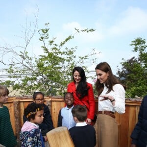 Kate Middleton, duchesse de Cambridge, a accueilli des écoliers dans son jardin baptisé "Back to Nature" au "Chelsea Flower Show 2019" à Londres, le 20 mai 2019, premier jour de l'exposition florale.